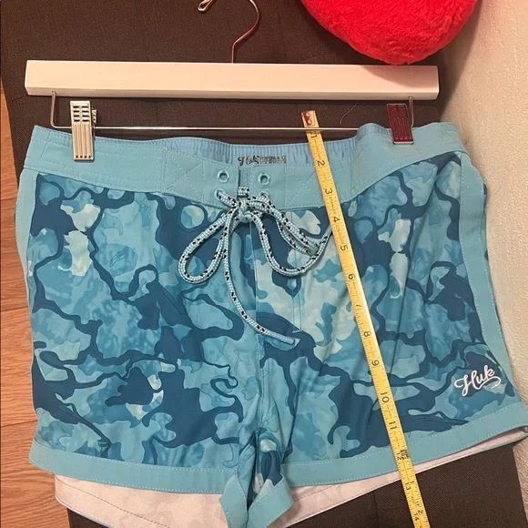 #1483+ Huk Women's Teal and Navy Camo Athletic Shorts - Picture 5 of 6